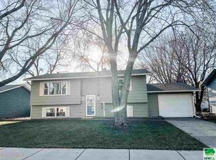 1014 Cottage Ave, Vermillion, SD 57069