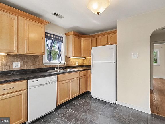 5th image of 3221 Meadow Ln
