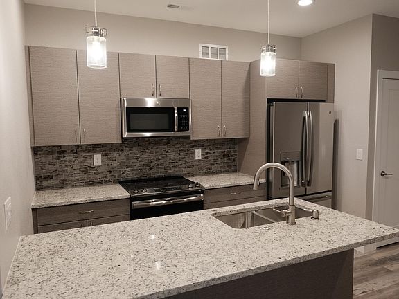 beautiful modern kitchen with premium stainless appliances, granite and soft close cabinets/drawers