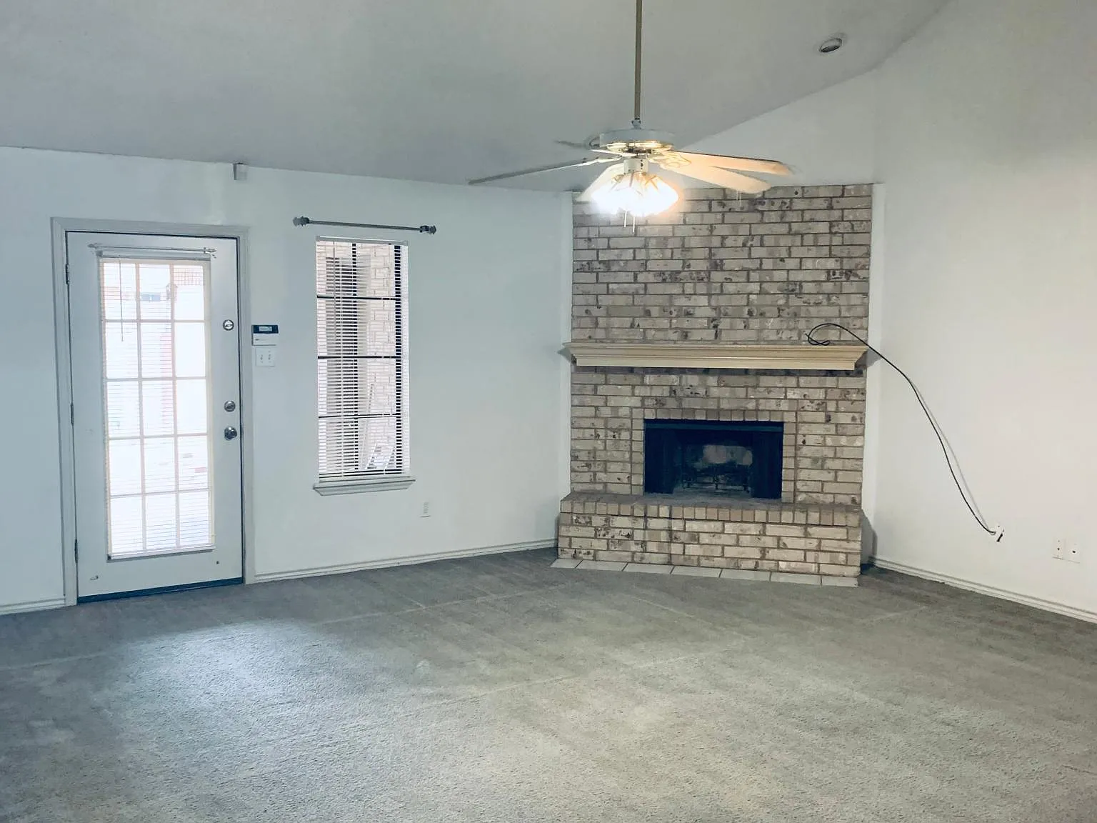 3 bed, 2016 sqft, $1,995 — Photo 3