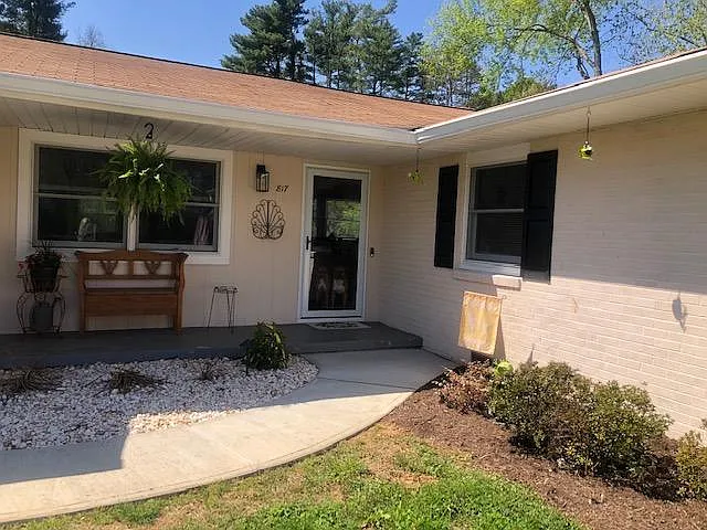 817 Whitehall Rd — Photo 2