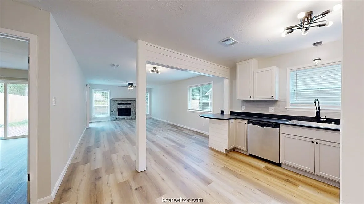Building Photo - 1112 Airline Dr