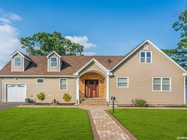 801 N Alleghany Avenue, Lindenhurst, NY 11757