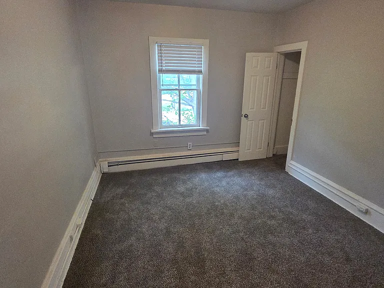 411 Barney St — Photo 7