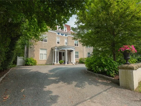 90 Rhode Island Ave APT 2, Newport, RI 02840