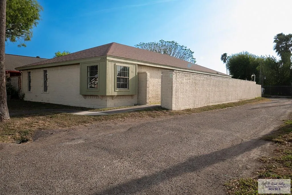 3 bed, 2.0 bath, 1607 sqft, $1,800 — Photo 2