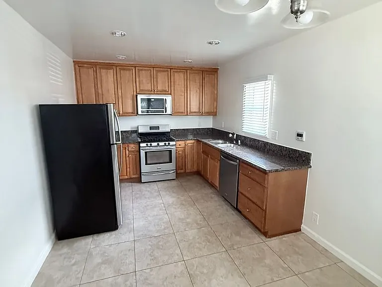 139-145 N Harper Ave — Photo 10