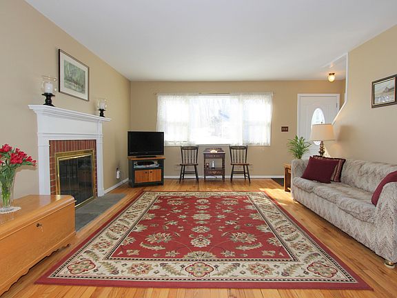 3rd image of 2065 Laurel Ct