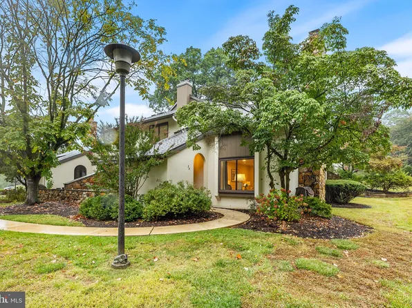 24 Oak Knoll Dr, Berwyn, PA 19312