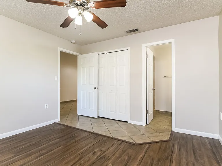4085 Scotland St — Photo 12
