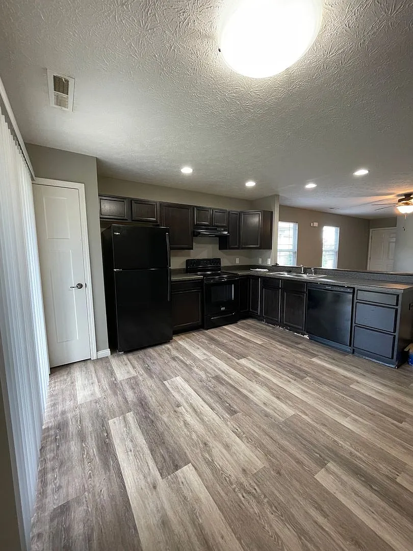 Three Bedroom Single Family Home — Photo 2