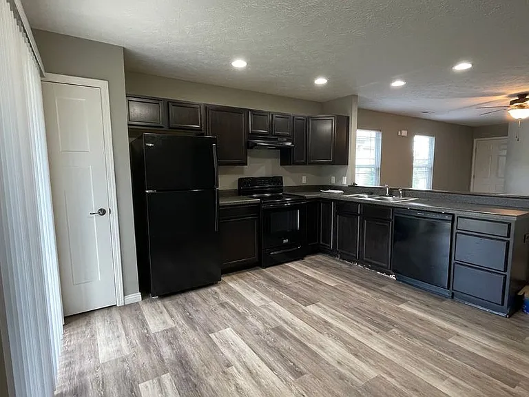 1329 Sourgum Ln — Photo 2