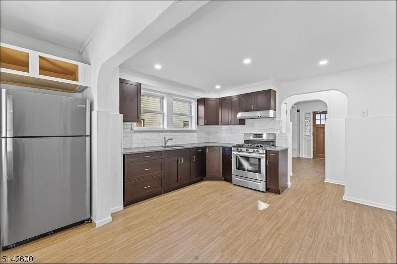 1st image of 18 Winfield St Floor 1