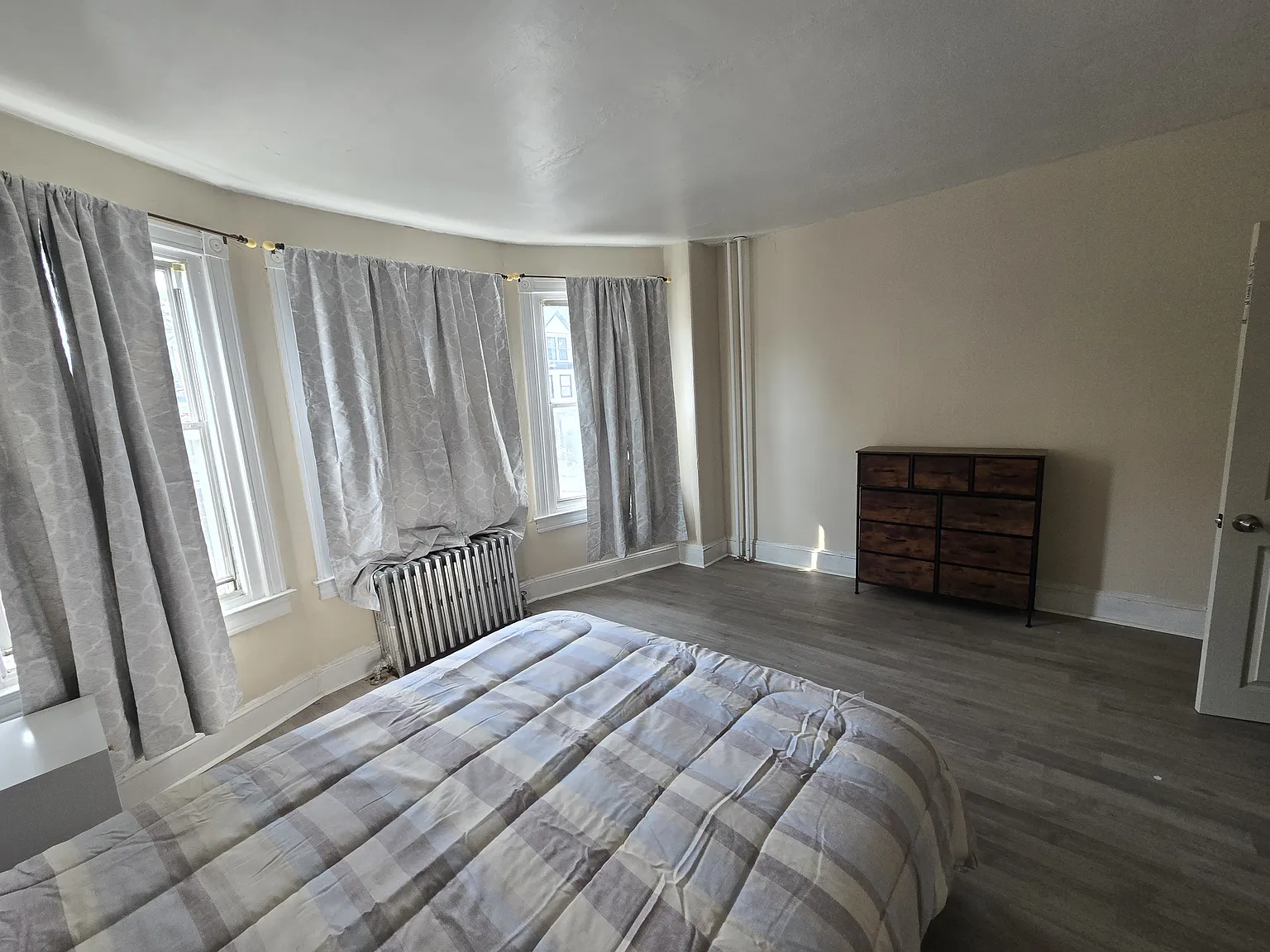 6 bed, 2412 sqft, $900 — Photo 2