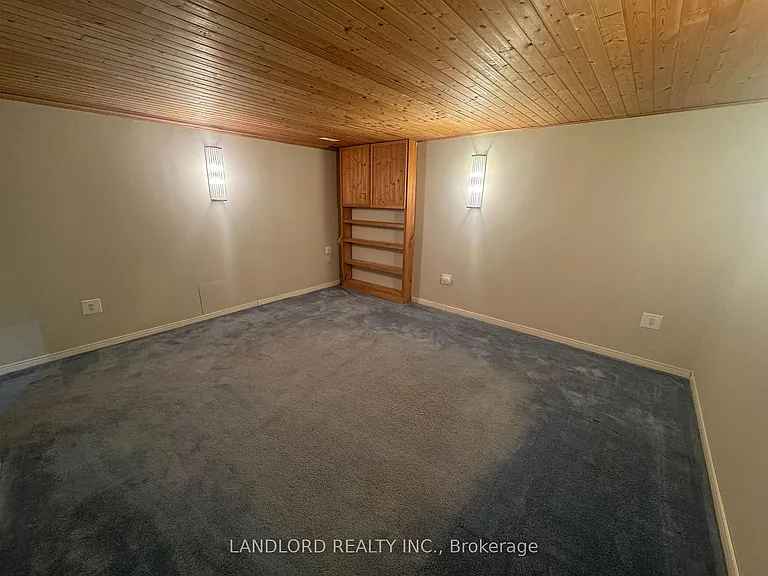 833 Laurier Ave — Photo 26