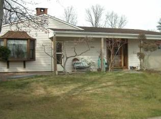 72 Black Walnut Rd, Levittown, PA 19057