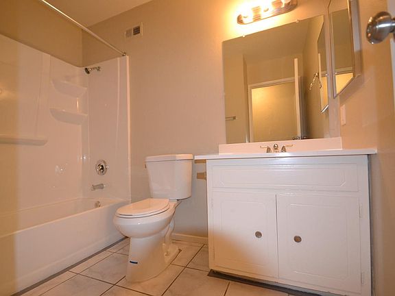 5th image of 2060 E 17th St