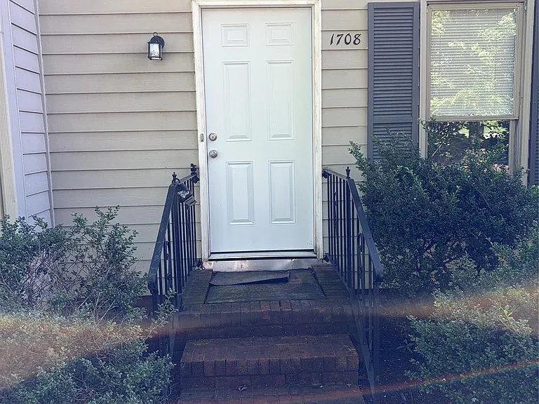 1708 Village Lake Dr — Photo 2