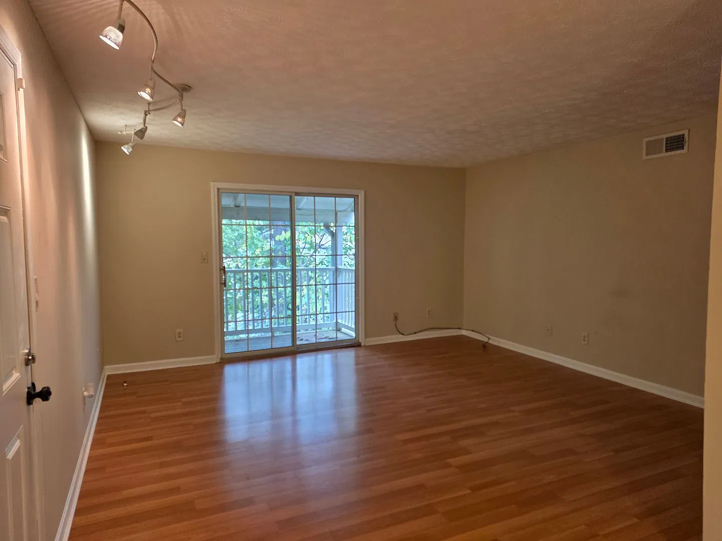 Rare 2 bed 1 bath condo located in Vinings View — Photo 2
