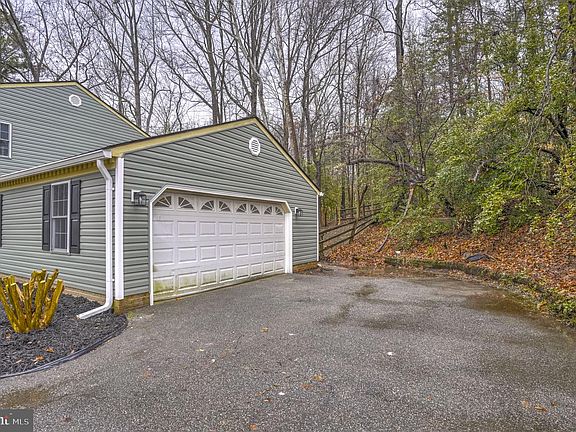 3rd image of 528 Clarks Run Rd