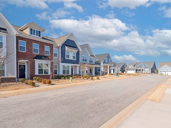 3rd image of 10 Leander Dr