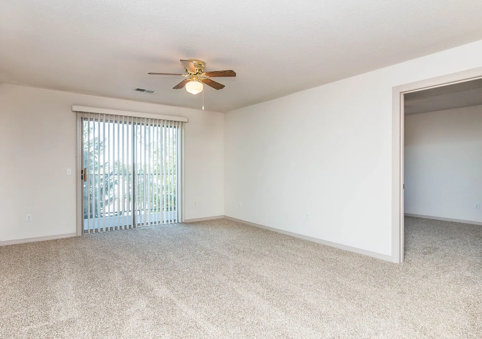 LEXINGTON ESTATES — Photo 3