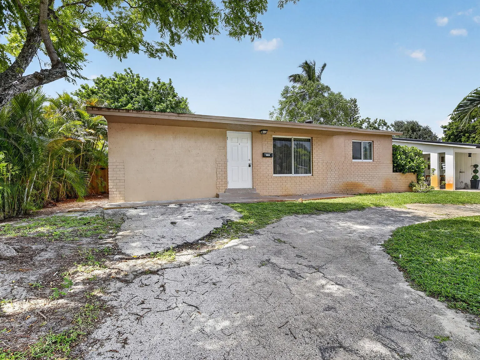 3 bed, 1.0 bath, 1040 sqft, $2,950 — Photo 2