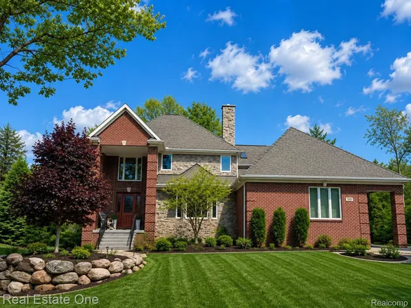 960 Hill Hollow Ln, Milford, MI 48381