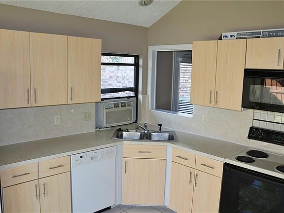 5th image of 3821 Clover Hill Ln