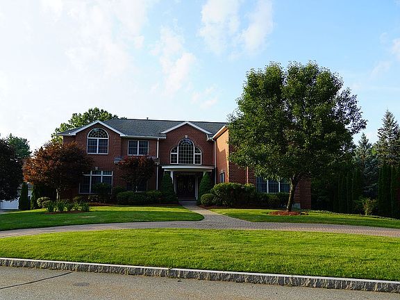 2nd image of 5 Crestwood Ln