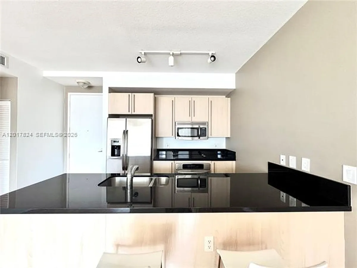 Building Photo - 1111 SW 1st Ave #3524