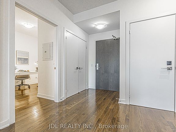 4th image of 770 Bay St Unit 1105