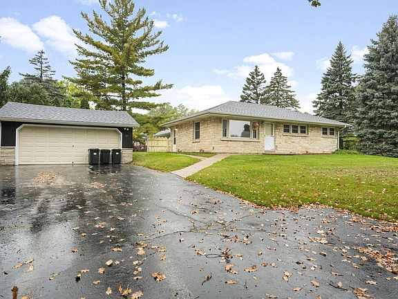 2nd image of 725 S Bobolink DRIVE