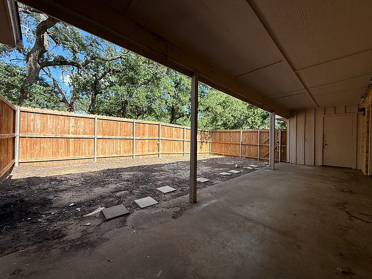 734 Londonderry Ln — Photo 12
