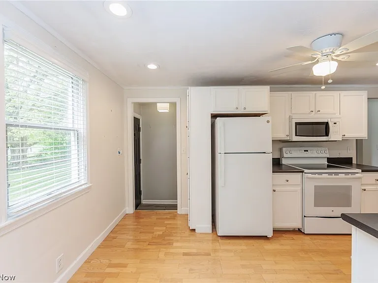 7381 Portage St — Photo 15