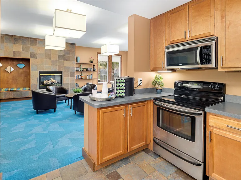 Fairmont Park Apartments — Photo 32