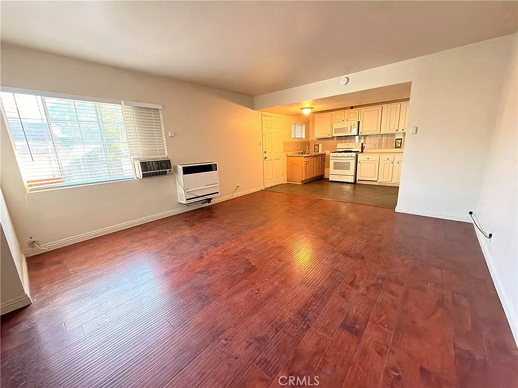 3 bed, 1.5 bath, 1572 sqft, $2,300 — Photo 4