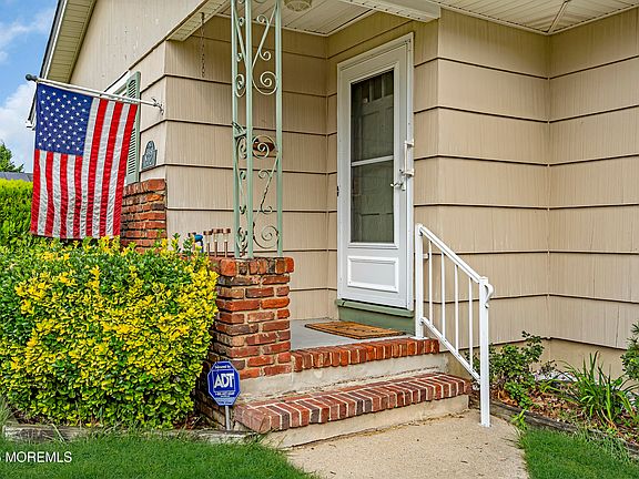 4th image of 832 Castle Drive