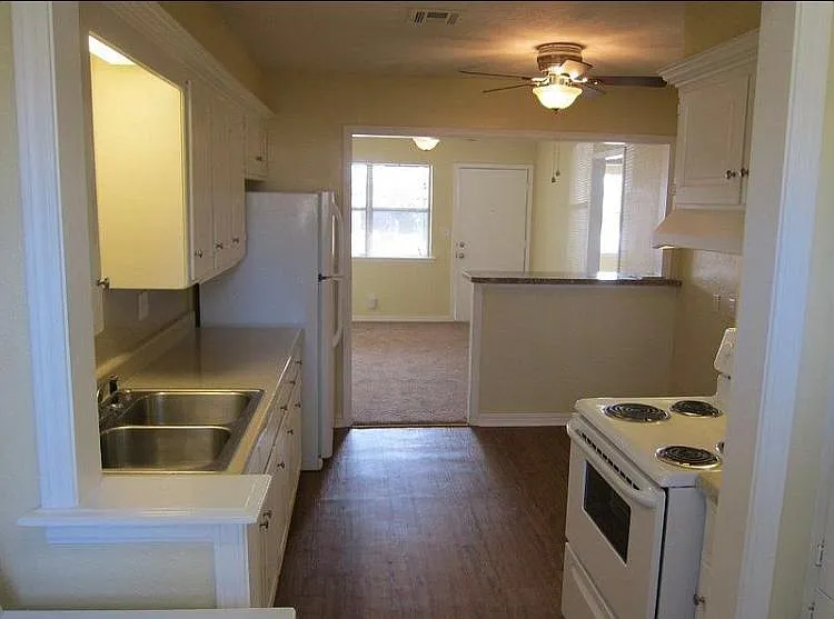 909 E Symmes St — Photo 2