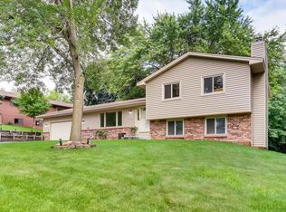 14037 Rice Lake Cir, Osseo, MN 55369
