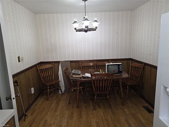 2nd image of 715 Essex Park Dr