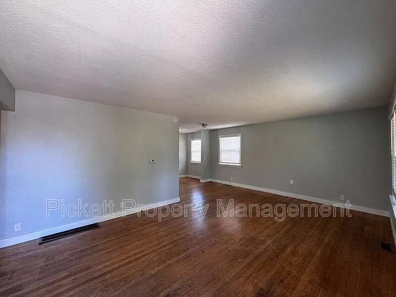 2 bed, 1.0 bath, 928 sqft, $1,800 — Photo 3
