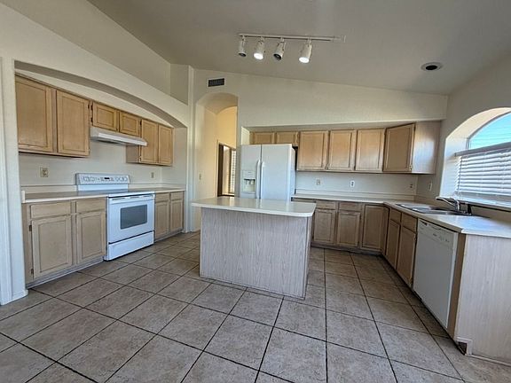 4th image of 15435 S 44th Way