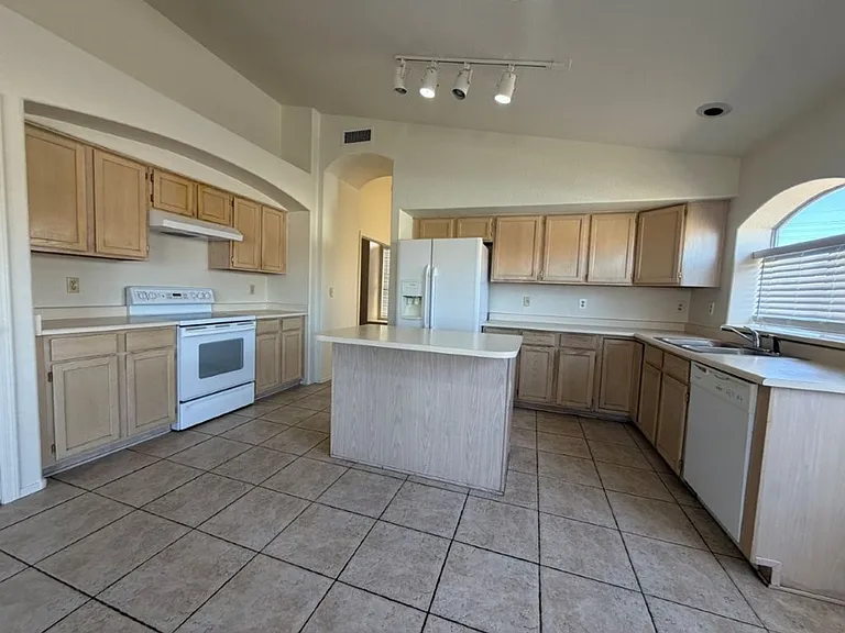 15435 S 44th Way — Photo 4