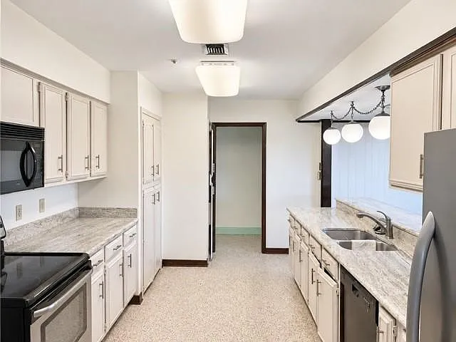 3 bed, 2.0 bath, 1700 sqft, $2,000 — Photo 3
