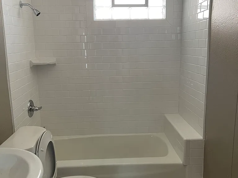 422 W 7th St — Photo 5