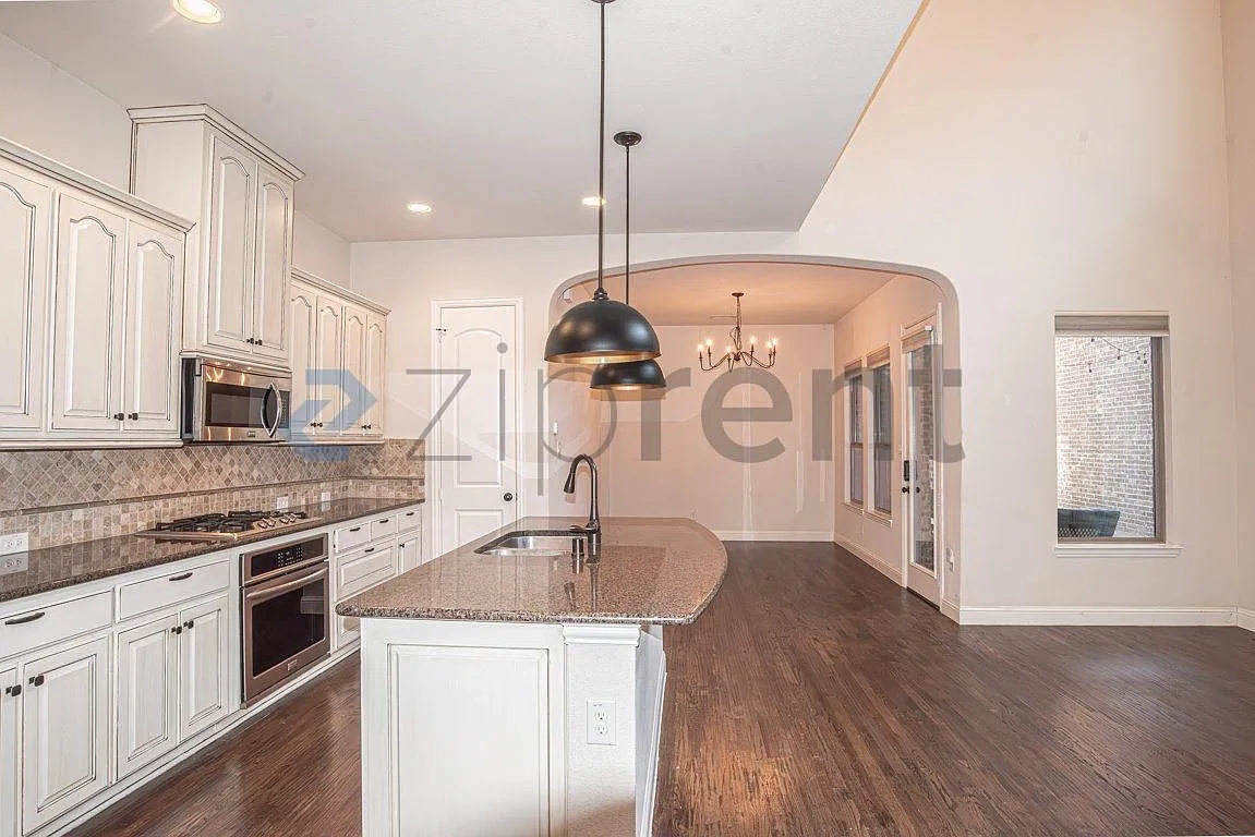 3 bed, 2.5 bath, 2306 sqft, $3,200 — Photo 3