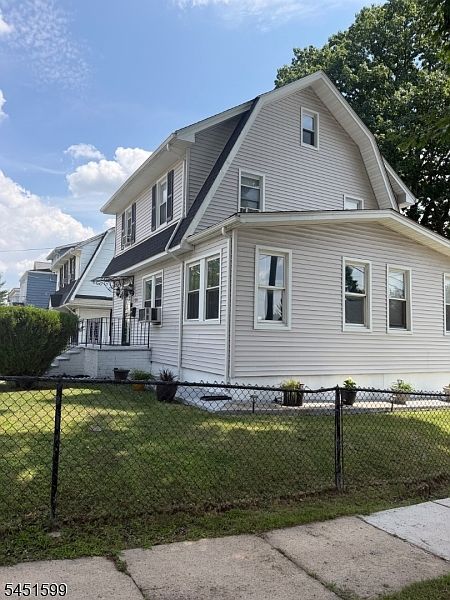2nd image of 200 Lincoln Pl
