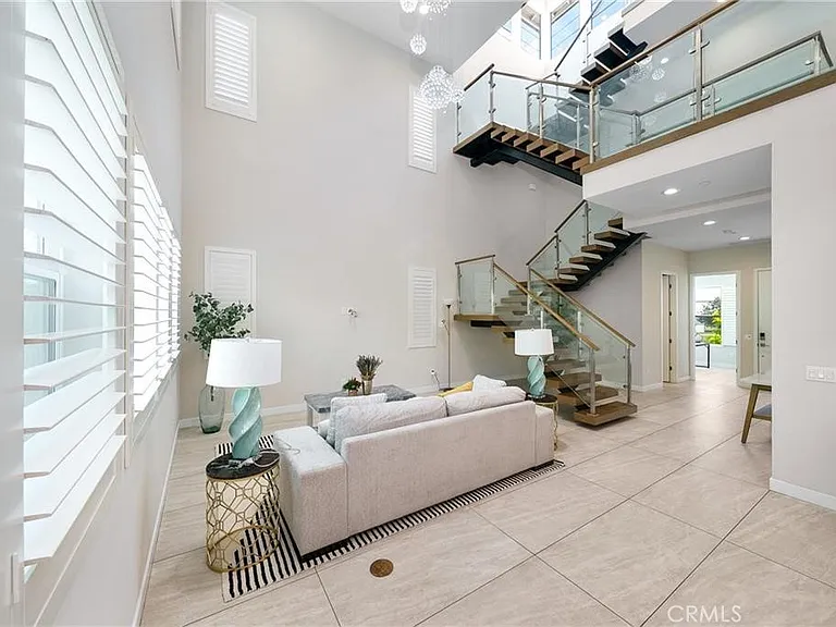 438 Sycamore Dr — Photo 5