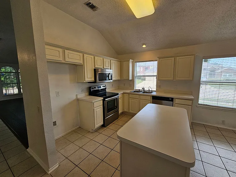 1128 Marshall Dr — Photo 11